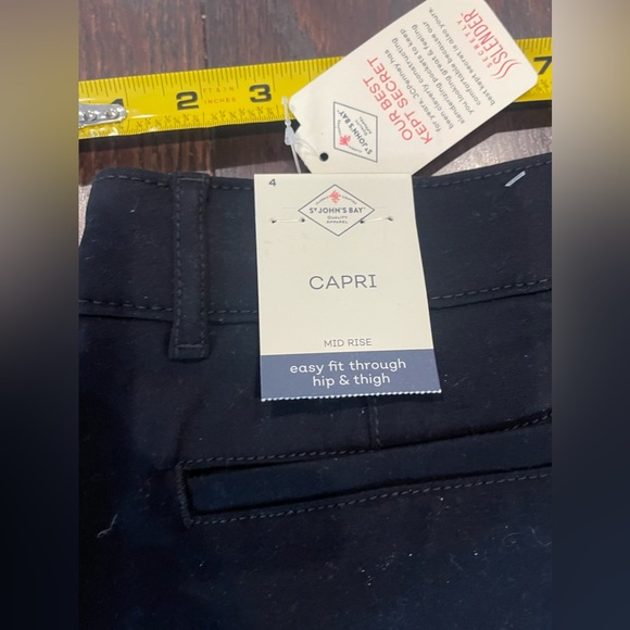 St. John's Bay Mid Rise Secretly Slender Black Capris, Women's Size 4 NEW - Picture 2 of 7